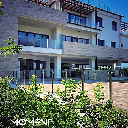 Moment 4*